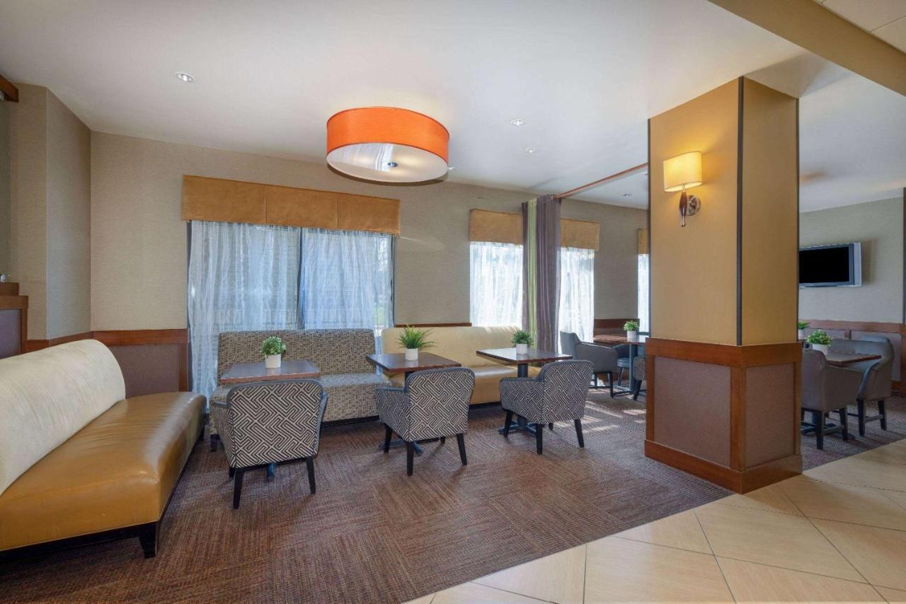 Wyndham Garden Kansas City Airport Extérieur photo